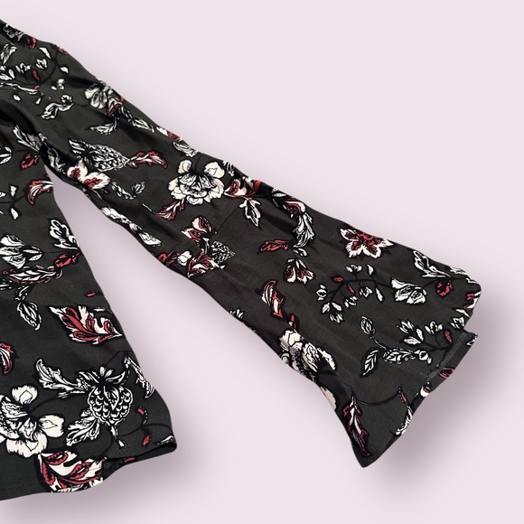 Women's cupcakes & cashmere Dark Gray Floral Blouse Tie And Sleeve Detail Medium - Picture 4 of 15
